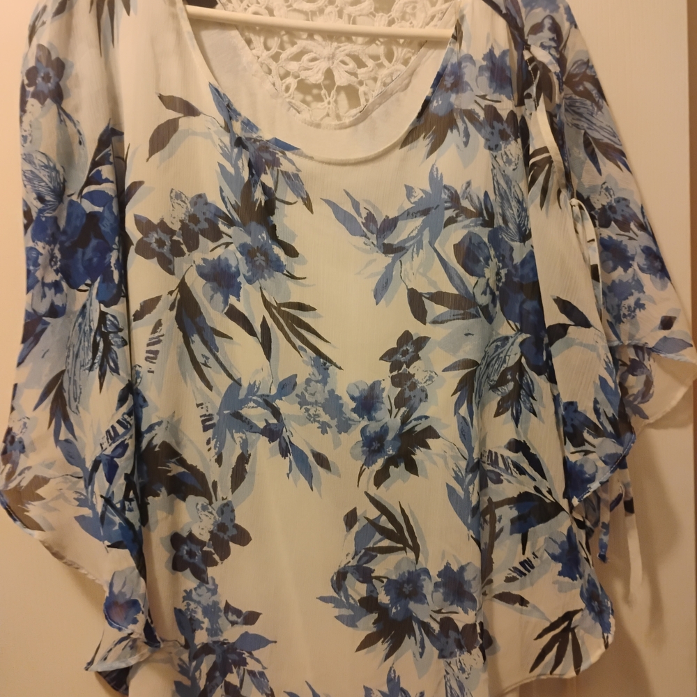 2/$15 Tops AGB Floral Blue and White Women's Top